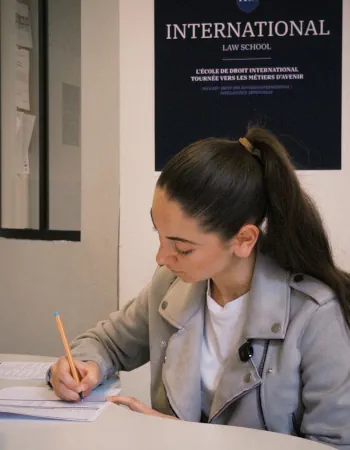 Étudiante remplissant dossier candidature ILS Paris - formulaire admission rentrée décalée novembre 2025 - inscription école droit - processus simple et rapide